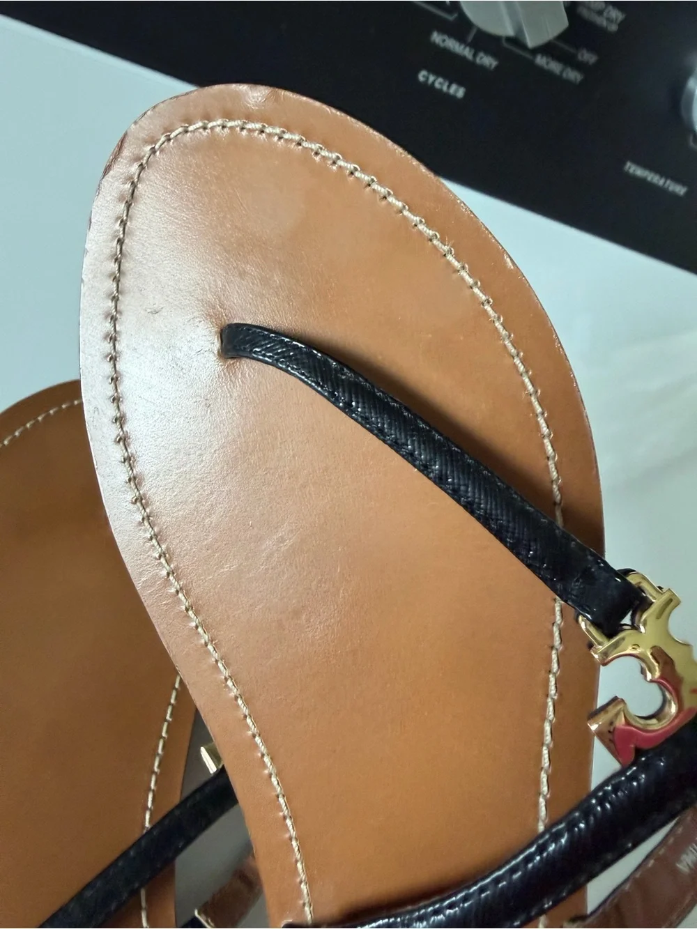 Tory Burch Black Patent Leather Gold Logo T-Strap Sandals Size 9.5 - Picture 7 of 9